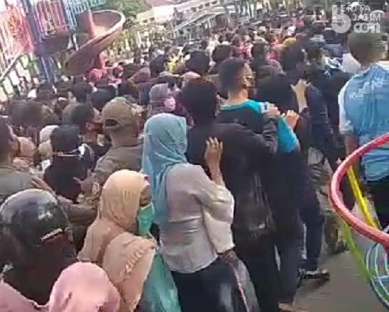 Gebyar Vaksinasi di Alun-alun Lamongan Sempat Timbulkan Kerumunan dan Abaikan Prokes