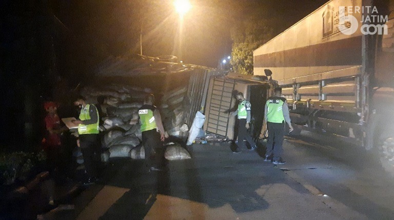 Tiba-tiba Oleng, Truk Gandeng Terguling di Tengah Jalur Pantura Tuban