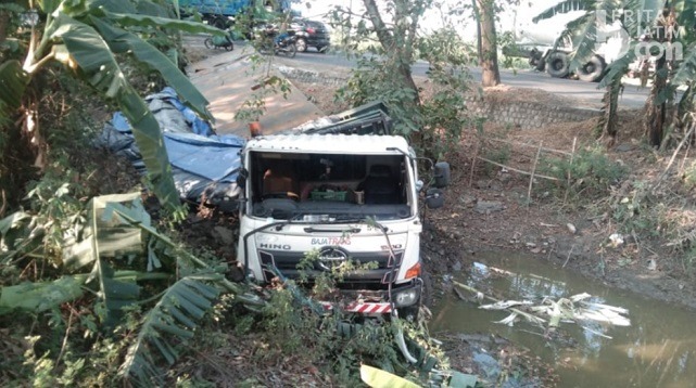 Hilang Kendali, Trailer Tabrak Truk Tangki Lalu Masuk Sungai