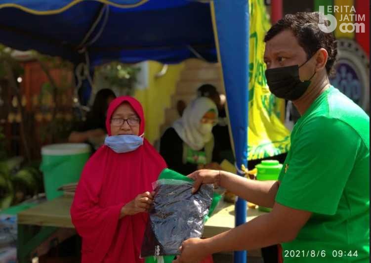 Paguyuban Suporter Persebaya Bagikan Nasbung kepada Warga Surabaya