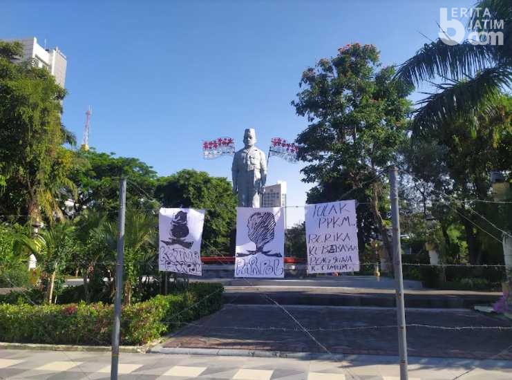 Cak Kusnan Seniman Surabaya Demo Setengah Telanjang di Taman Apsari