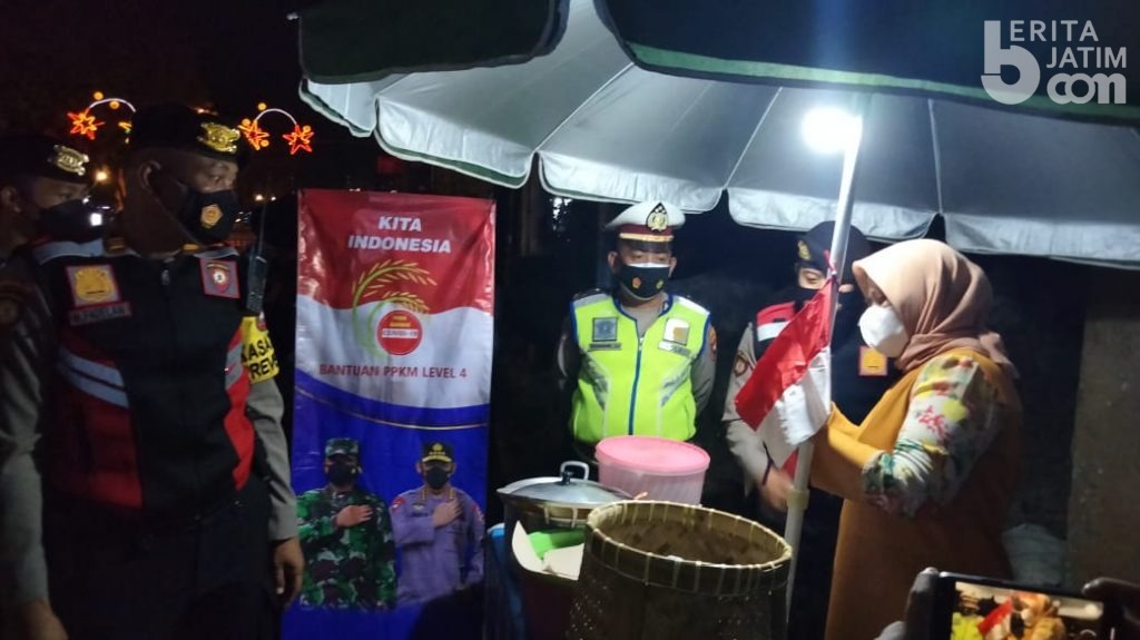 Simbol Perang Lawan Covid-19, Sejumlah PKL di Lamongan Pasang Bendera Merah Putih