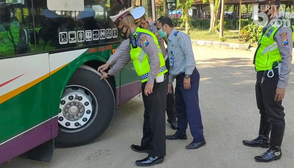 Satlantas Cek Kelaikan Jalan Armada Bus dan Bagi-bagi Masker