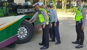 Satlantas Cek Kelaikan Jalan Armada Bus dan Bagi-bagi Masker