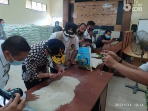 Emil Dardak Temukan Beras Bantuan Kemensos di Bangkalan Tak Layak Konsumsi