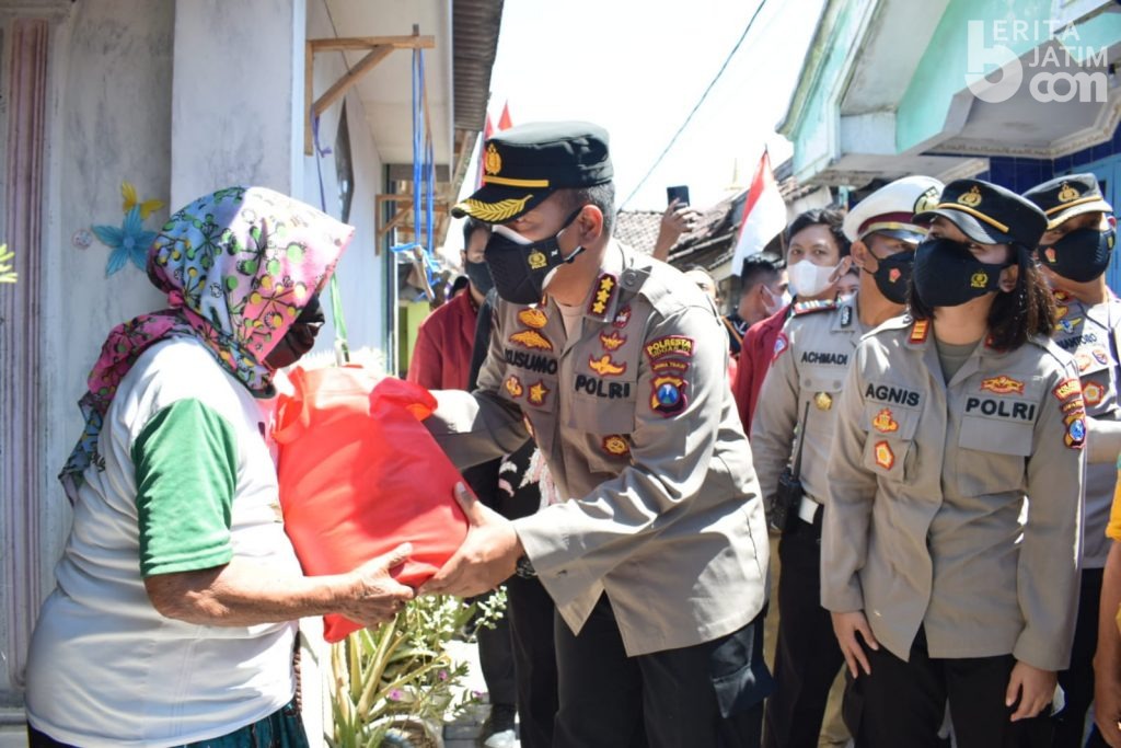 Kapolresta Sidoarjo Bagikan Bansos Sembako dan Bendera Merah Putih di Kampung Nelayan