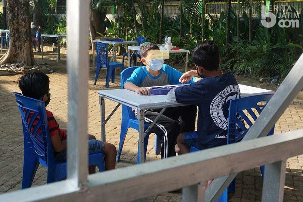 Jalani Isoman Terpusat, Anak-anak Isi Kegiatan dengan Bermain