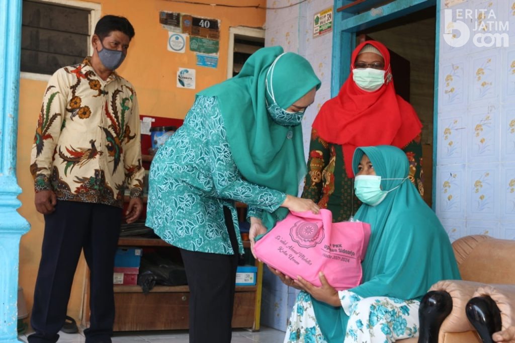 Istri Gus Muhdlor Bupati Sidoarjo Bagikan 1.000 Paket Sembako