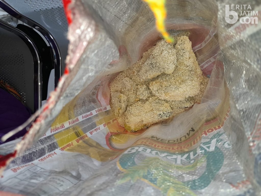 Warga Waru Sidoarjo Laporkan Terima Beras Bansos Warna Kuning dan Bau Apek