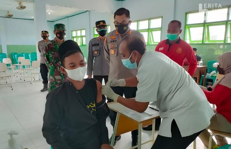 140 Santri Ponpes Al Basyariah Ikuti Vaksinasi Merdeka Polres Madiun