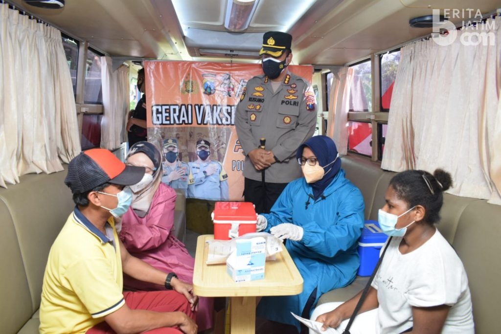 Pandemi Covid-19, Warga Papua Suntik Vaksin di Sidoarjo