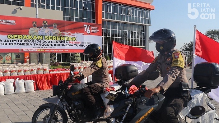 Polisi Gresik Bagikan 1.700 Bendera Merah Putih
