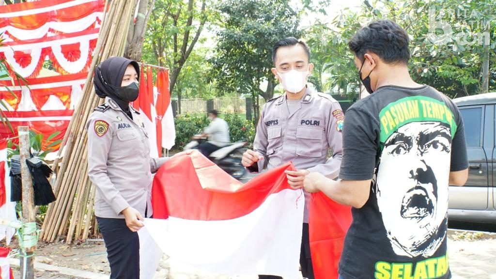 Kapolresta Sidoarjo Bagikan 5.000 Bendera Merah Putih dan Baksos