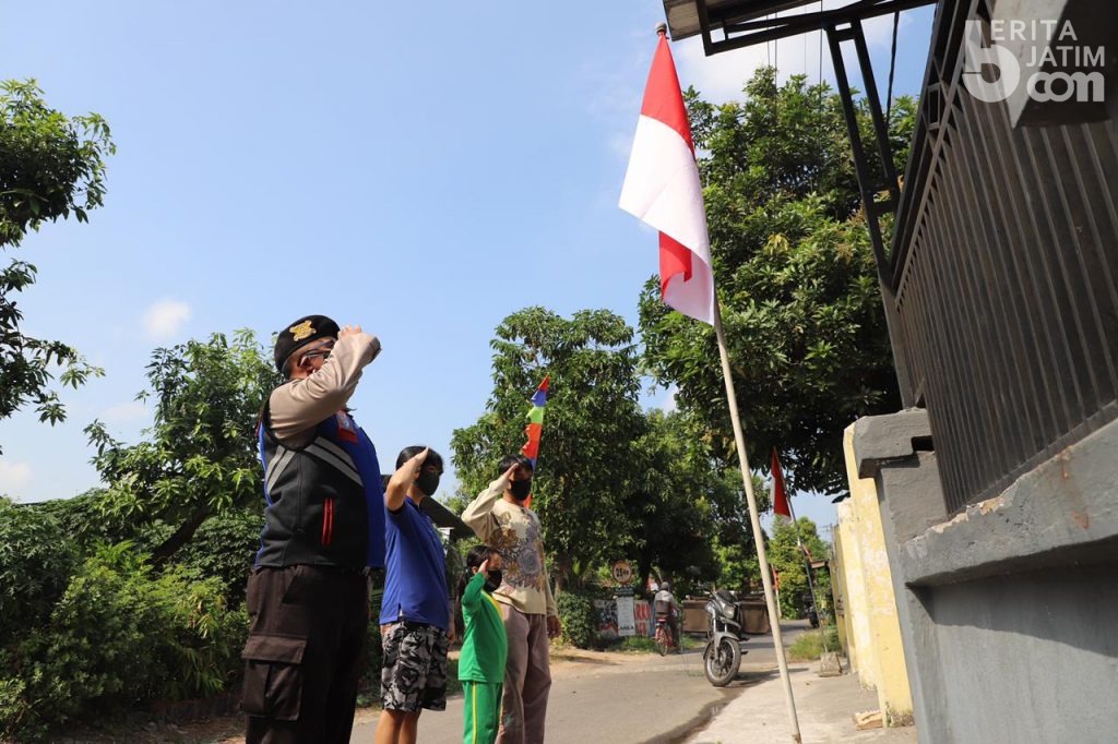 Sambut Hari Kemerdekaan, Polres Kediri Kota Bagikan Bendera Merah Putih