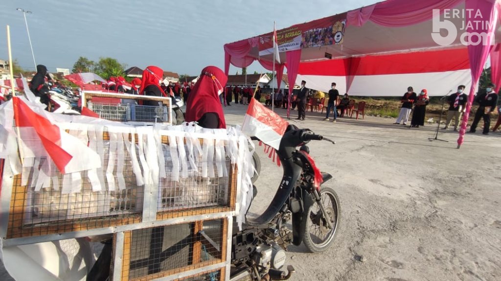 Penjual Sayur dan Jajanan Keliling Ini Gelar Upacara HUT RI dan Bagikan Nasi Bungkus ke Warga Terdampak