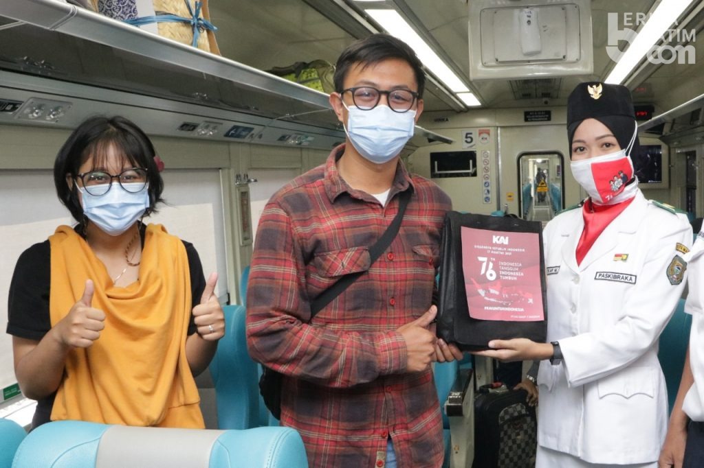 KAI Daop 7 Bagi-Bagi Souvenir di Stasiun dan di atas KA Rayakan Kemerdekaan RI