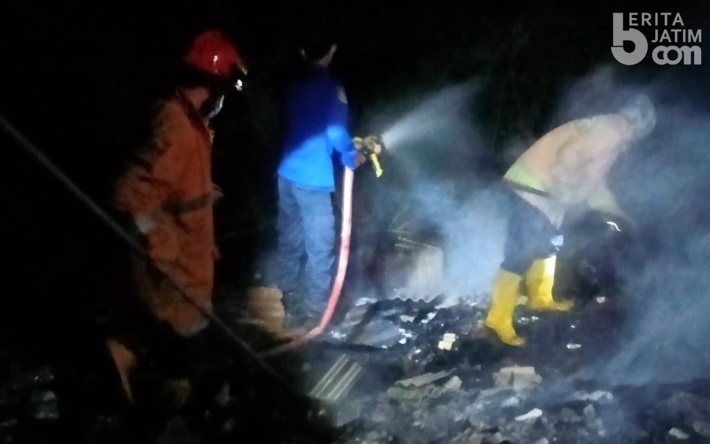 Gunungan Sampah di TPS Lamongan Terbakar