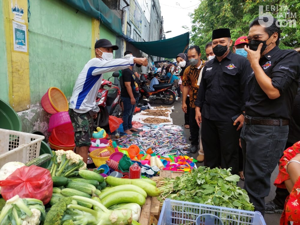 Borong Dagangan di Pasar, BHS Bagikan ke Warga Kurang Mampu