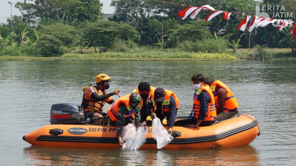 10.000 Benih Ikan Kembali Ditabur di Sungai Brantas Mojokerto
