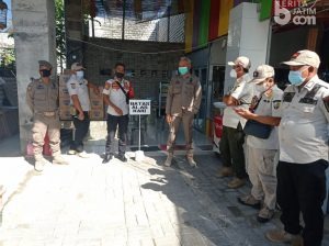Abaikan Peringatan, Satpol PP Sampang Segel Apotek Jalan Pahlawan