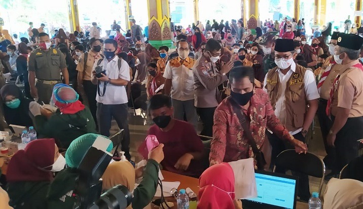 Vaksinasi Pelajar di Pendapa Bangkalan Timbulkan Kerumunan