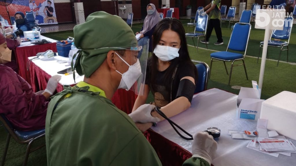 Kodim 0833 Dan STIE Malangkucecwara Beri Vaksin Untuk Ratusan Warga Kampus