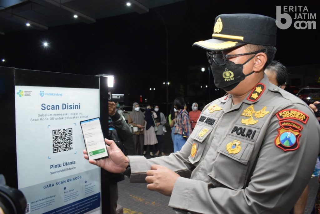 Kapolresta Sidoarjo Pantau Penerapan Aplikasi Peduli Lindungi dan Vaksinasi Pengunjung Mal