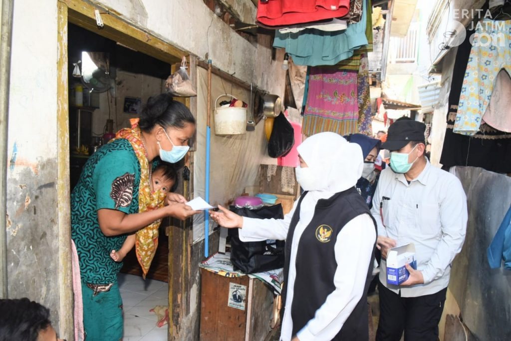 Blusukan ke Gang Kelinci Joyoboyo, Khofifah Bagi Ratusan Paket Sembako