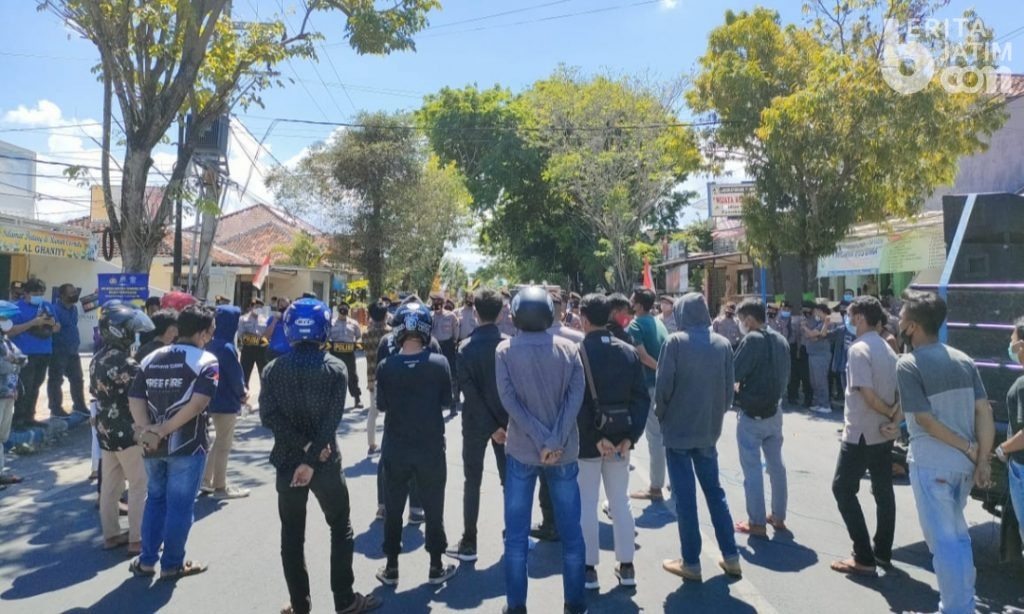 Mahasiswa Demo Polres Pamekasan