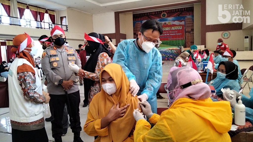 Menahan Takut Jarum Suntik, Mahasiswa Cantik di Mojokerto Dapat Giliran Vaksin Covid-19