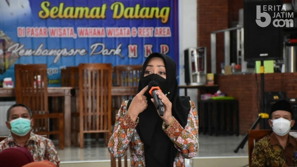 Borong Makanan Pedagang, Bupati Mojokerto Edukasi Bahaya Covid-19