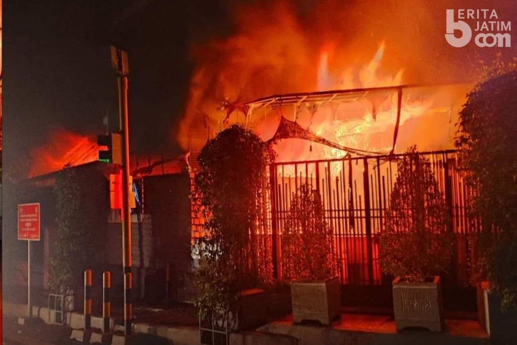 Warung Loji Perliman Banyuwangi Hangus Terbakar