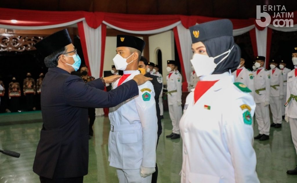 Bupati Badrut Tamam Kukuhkan Anggota Paskibra