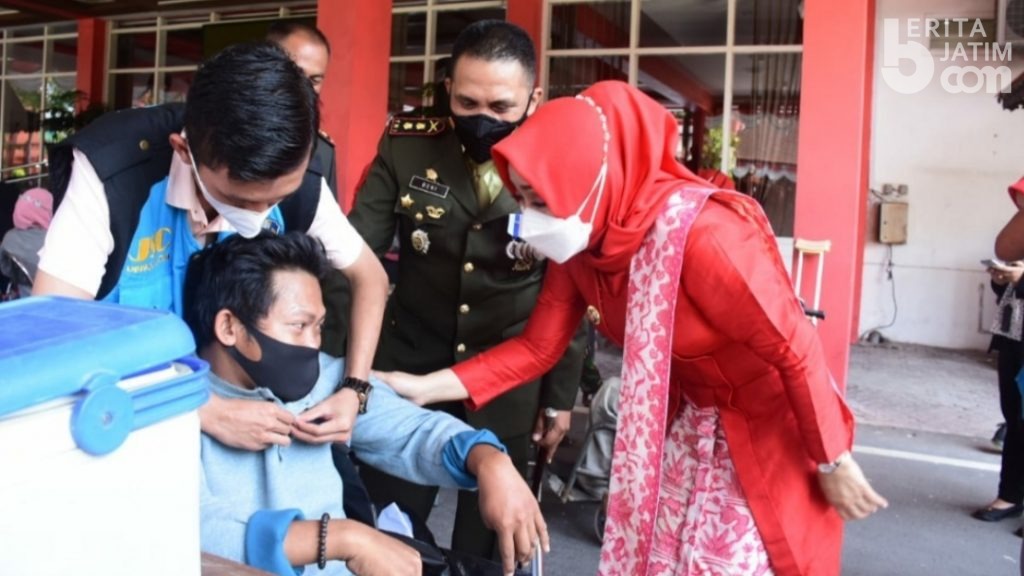 Vaksinasi untuk Penyandang Disabilitas, Bupati Mojokerto Beri Ilustrasi Bahaya Covid-19