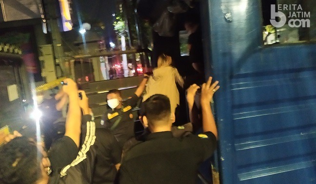 Petugas Gerebek ‘Rasa Sayang Bluefish’ Surabaya, 42 Pemandu Lagu Diamankan