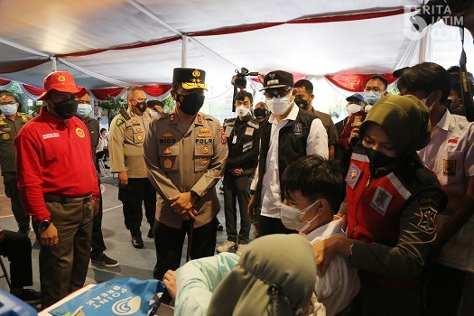 Kabinda dan Kapolda Jatim Tinjau Vaksinasi Dosis Kedua Bagi Pelajar