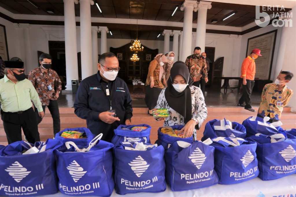 Pelindo III Bagikan Sembako Gratis Bagi Warga dan Pelaku Wisata