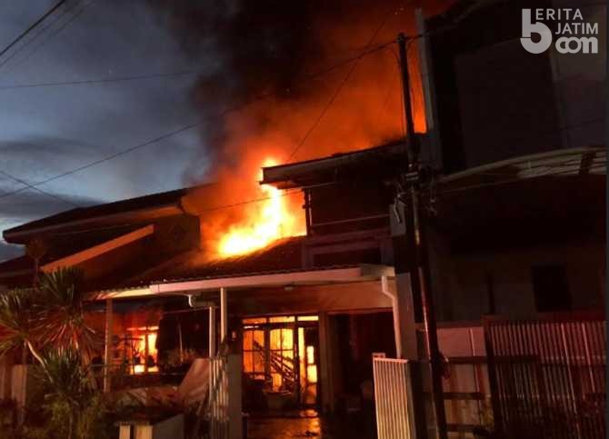 Rumah di Kedung Baruk Surabaya Terbakar