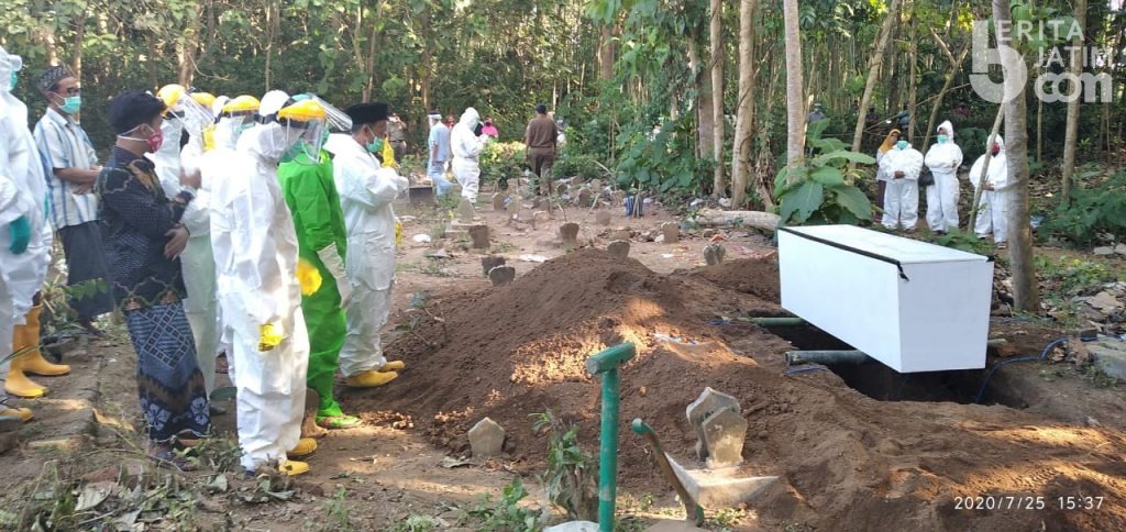 Bupati Jember Buka Pintu Curhat bagi Relawan Pemakaman Covid