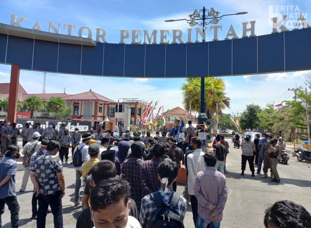 Viral Video Camat Suruh Kades Curi Sapi Warga, Mahasiswa Demo Tuntut Bupati Klarifikasi