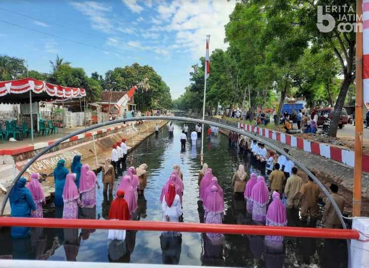 Warga Pabian Sumenep Gelar Upacara di Sungai