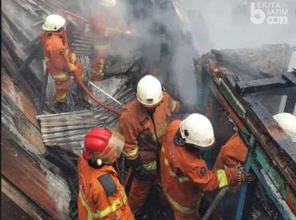 Tiga Rumah Semi Permanen di Kampung Pesapen Surabaya Terbakar
