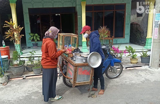 Bapaknya Meninggal Terpapar Covid-19, Bocah di Ponorogo Teruskan Usaha Jualan Pentol