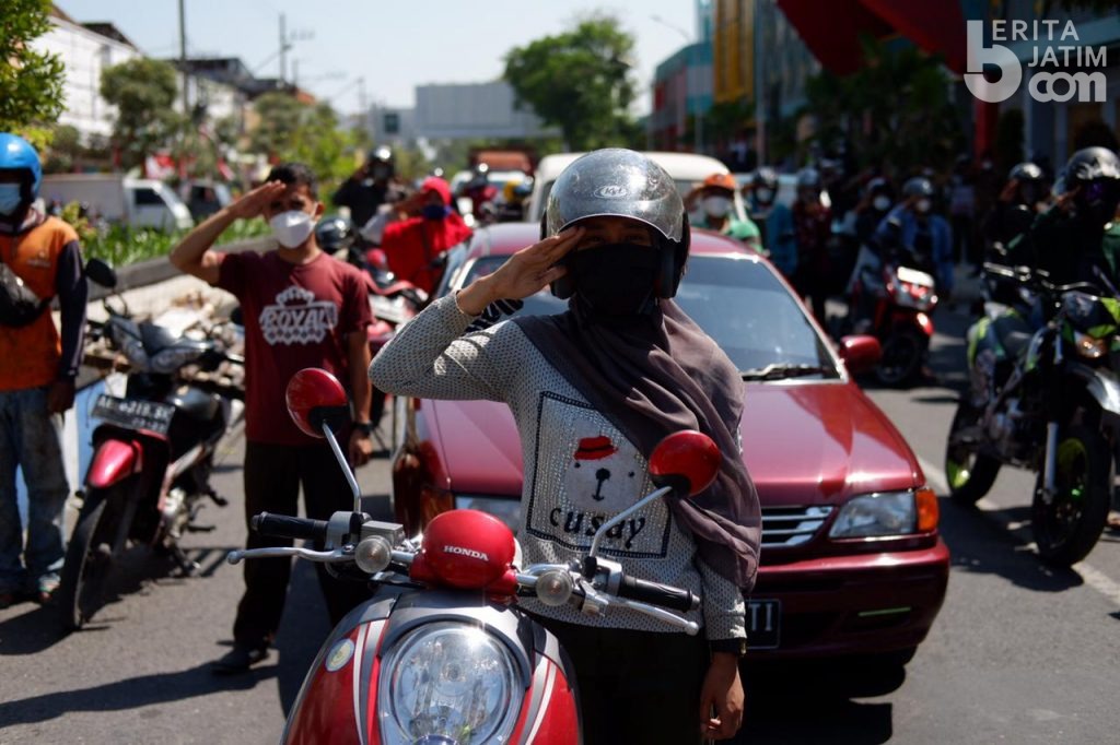 Berhenti 3 Menit, Pengendara di Perempatan Pasar Legi Lakukan Penghormatan ke Bendera Merah Putih