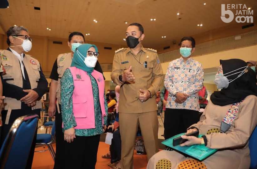 Tinjau Vaksinasi Ibu Hamil, Ini Kata Wali Kota Surabaya
