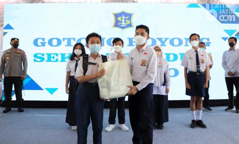 Pelajar se Surabaya Berikan Bantuan, Wali Kota Eri Cahyadi Terharu