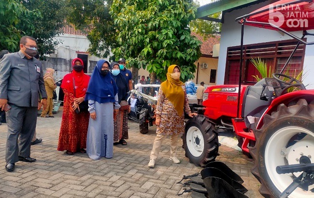 Kelompok Tani di Jombang Terima Bantuan Alsintan