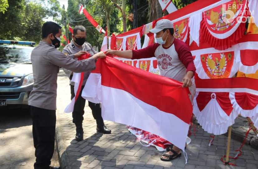 Dukung Pedagang Kecil, Kapolres Ngawi Beli 2.500 Bendera Merah Putih
