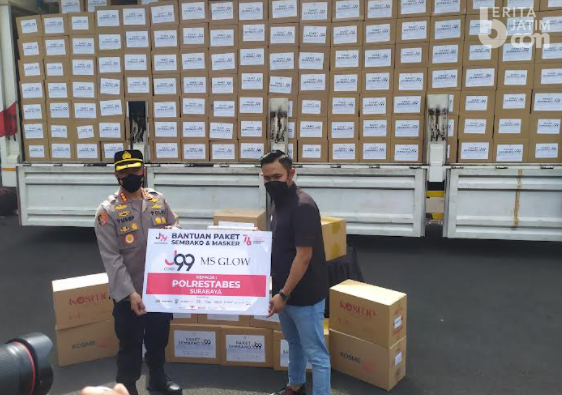 Peduli Penanganan Covid – 19, Crazy Rich Malang Sumbang Sembako Warga Surabaya