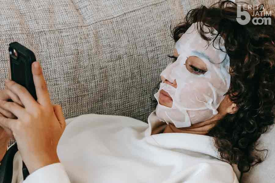 Jangan Jadi Kentang Sofa, Ini 5 Efek Sering Rebahan